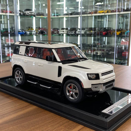 Pearl white MotorHelix Land Rover Defender 110 1:18 scale resin model SUV, detailed collector display piece