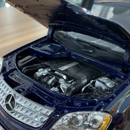 Minichamps Mercedes-Benz M-Class Blue 1/18 Scale Diecast Model Car - showroom-quality model replica