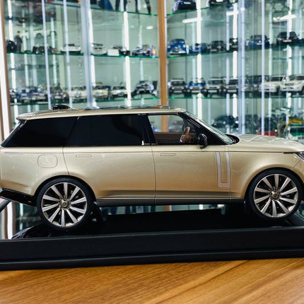 MotorHelix Range Rover Autobiography 2022 1/18 Resin Champagne Gold - collectible scale model car