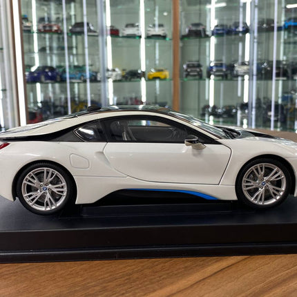 1/18 Diecast Full Opening – Minichamps Dealer Edition BMW i8 – Crystal White - collectible scale model car