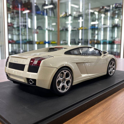 AutoArt Lamborghini Gallardo Balloon White 1:18 Diecast Model Car - collectible scale model car