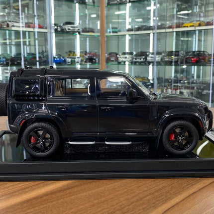 MotorHelix 1:18 Land Rover Defender 110 Sheikh Mohammed Edition Black - collector edition scale model