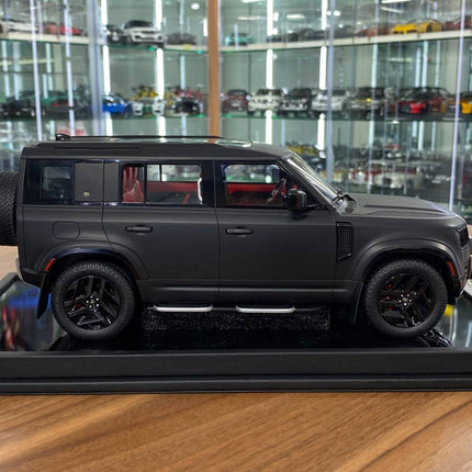 MotorHelix Land Rover Defender 110 1:18 Resin Model Matt Black - detailed die-cast style model