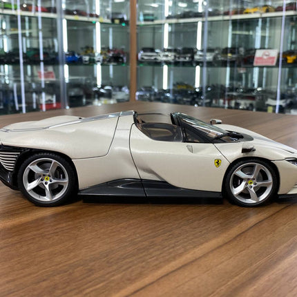 Bburago Ferrari Daytona SP3 1:18 Diecast Model Car White - collector display piece