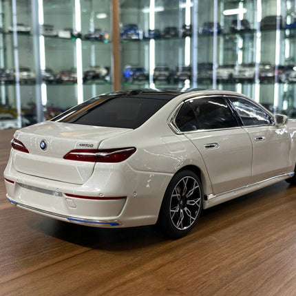Minichamps 1/18 BMW i7 2022 White Metallic Diecast Model - fine detailed model replica