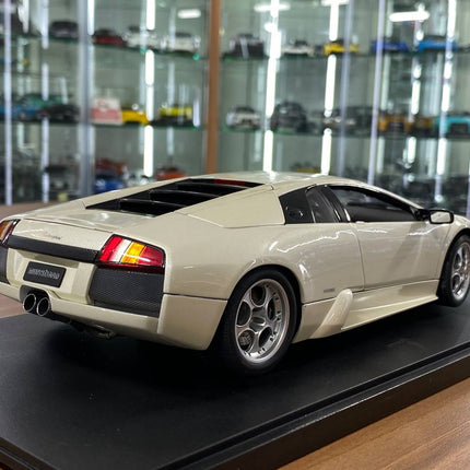 AutoArt Lamborghini Murciélago Balloon White 1:18 Diecast Model Car - fine detailed model replica