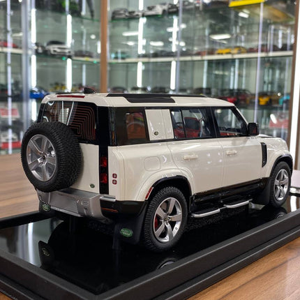 Pearl white Land Rover Defender 110 SUV, 1:18 scale resin model by MotorHelix, fine die-cast style replica