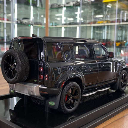 MotorHelix Land Rover Defender 110 1:18 Gloss Black Resin Model - collectible scale model car