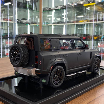 MotorHelix Land Rover Defender 110 1:18 Resin Model Matt Black - scale model for display