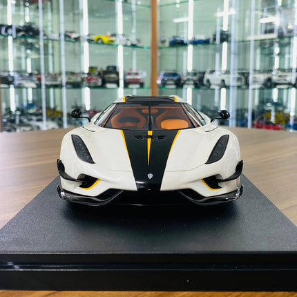 Koenigsegg Regera 1/18 White Resin Model Non-Opening GT Spirit - studio product photo of the scale model