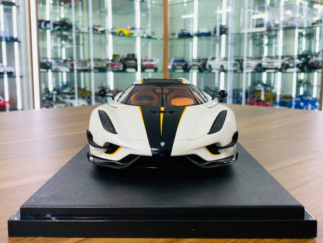 Koenigsegg Regera 1/18 White Resin Model Non-Opening GT Spirit - studio product photo of the scale model