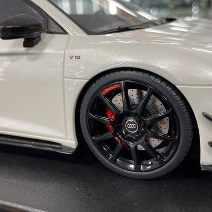 GT Spirit Audi R8 Coupe V10 GT RWD 2022 1:18 White Grey Resin Model - collector edition scale model