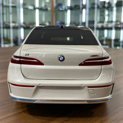 Minichamps 1/18 BMW i7 2022 White Metallic Diecast Model - premium collector scale model
