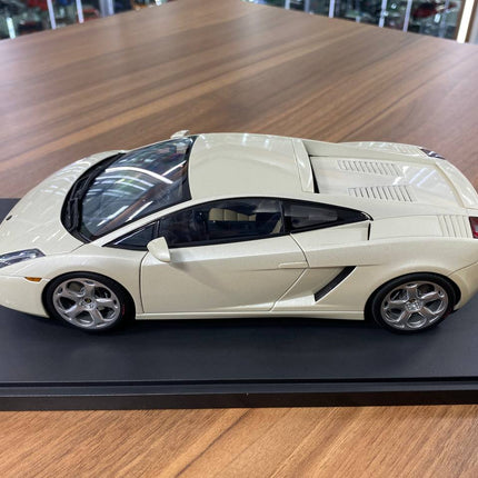 AutoArt Lamborghini Gallardo Balloon White 1:18 Diecast Model Car - premium collector scale model