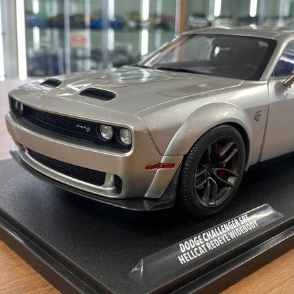 1/18 Diecast Solido Dodge Challenger SRT HellCat RedEye WIDE BODY Triple Nickel 2023 in Silver - collector edition scale mode