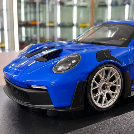 Minichamps Porsche 911 (992) GT3 RS 2023 1:18 Diecast Blue Silver Wheels - collector edition scale model