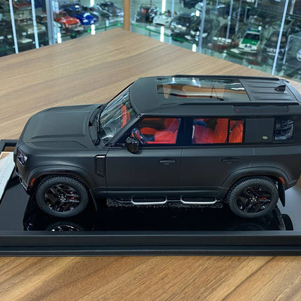 MotorHelix Land Rover Defender 110 1:18 Resin Model Matt Black - fine detailed model replica