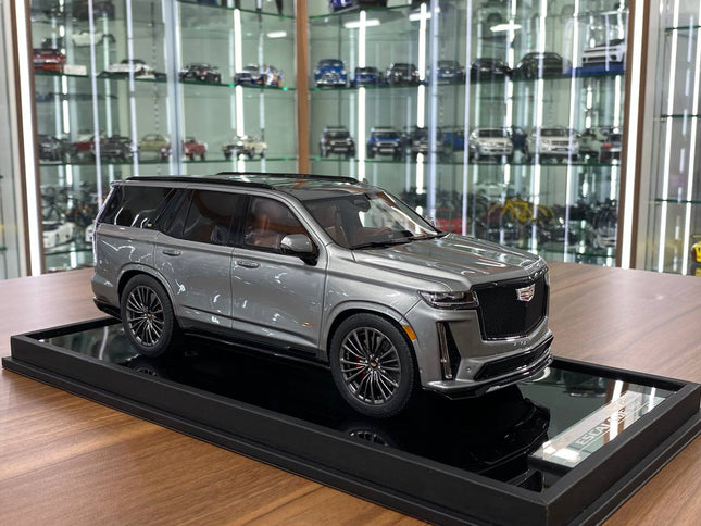 Silver MotorHelix Cadillac Escalade V 1:18 scale resin model SUV, detailed collector display piece