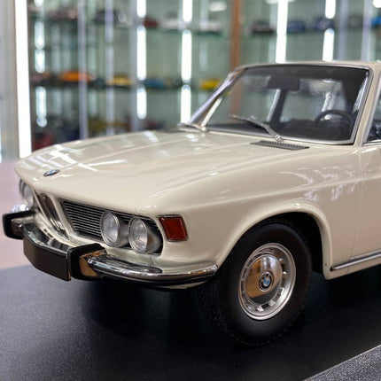 Minichamps BMW 2500 (1968) 1:18 Diecast White Limited Edition - detailed die-cast style model