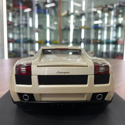 AutoArt Lamborghini Gallardo Balloon White 1:18 Diecast Model Car - detailed die-cast style model