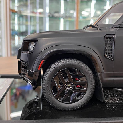 MotorHelix Land Rover Defender 110 1:18 Resin Model Matt Black - collectible scale model car