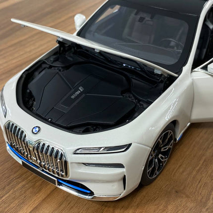 Minichamps 1/18 BMW i7 2022 White Metallic Diecast Model - detailed die-cast style model