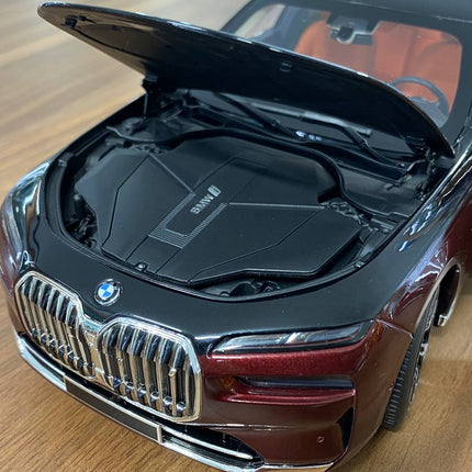 Minichamps 1/18 BMW i7 2022 Diecast Model Car Black Red Metallic - detailed die-cast style model