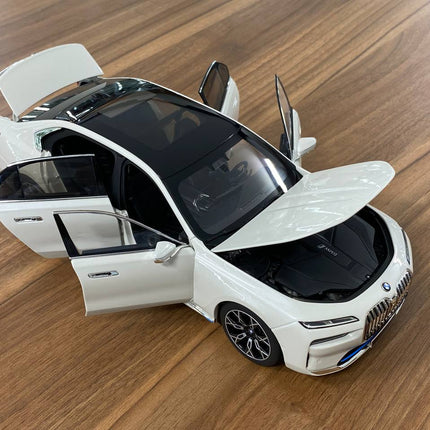 Minichamps 1/18 BMW i7 2022 White Metallic Diecast Model - collector edition scale model