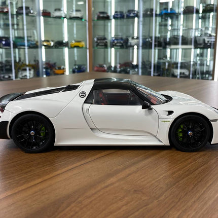 AutoArt Porsche 918 Spyder Weissach Package White/Black 1:18 Diecast Model Car - collectible scale model car