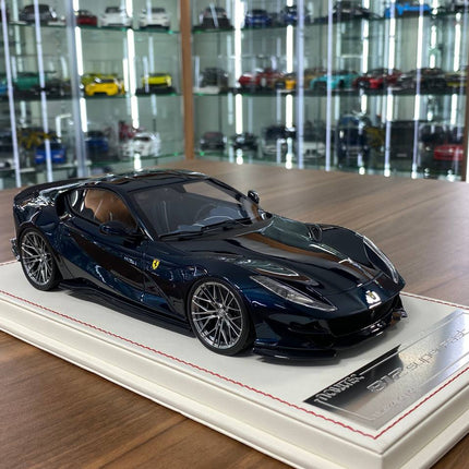Davis and Giovanni Ferrari 812 Superfast 1:18 Resin Model Chameleon Limited - detailed collector display model