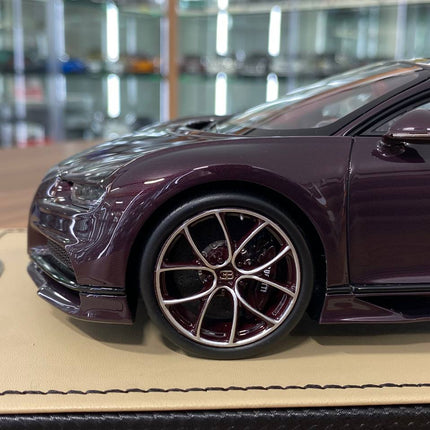 MR Collection Bugatti Chiron Sky View 1:18 Resin Model Red Carbon/Black - scale model for display