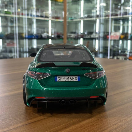 Bburago 1:18 Alfa Romeo Giulia GTAm 2020 Green Diecast Model Car - premium collector scale model