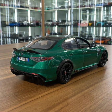 Bburago 1:18 Alfa Romeo Giulia GTAm 2020 Green Diecast Model Car - fine detailed model replica