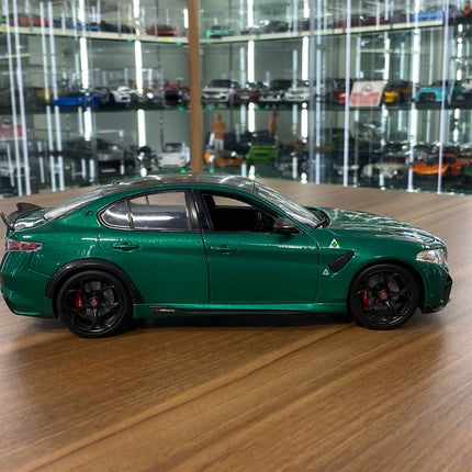 Bburago 1:18 Alfa Romeo Giulia GTAm 2020 Green Diecast Model Car - collectible scale model car