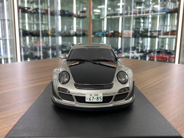 GT Spirit Porsche RWB 911 (997) Abu Dhabi 2024 1:18 Resin Model Silver - studio product photo of the scale model