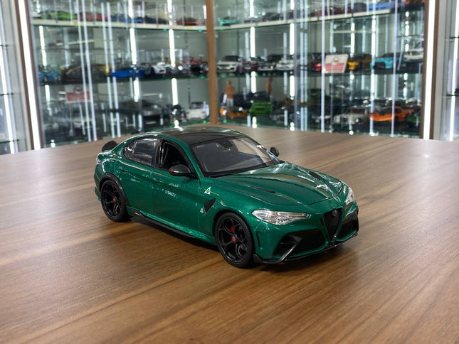 Bburago 1:18 Alfa Romeo Giulia GTAm 2020 Green Diecast Model Car - detailed collector display model