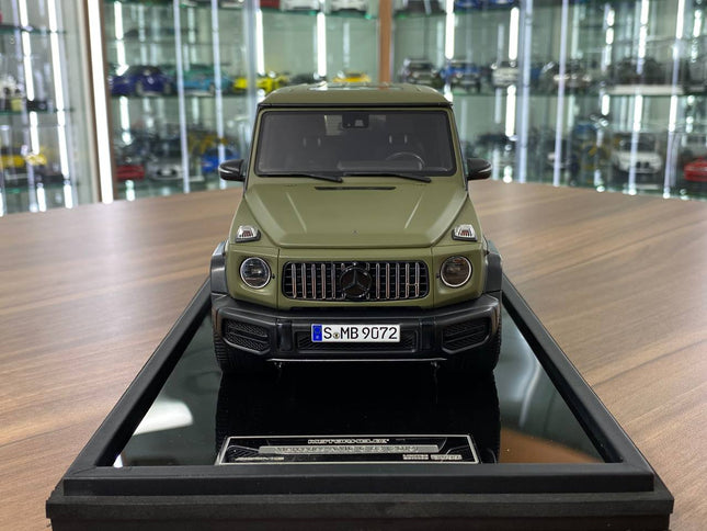 Motor-Helix 1:18 Mercedes-Benz G-Class G63 AMG W463 V8 Biturbo 2019 Army Green Diecast Model Car - studio product photo of th