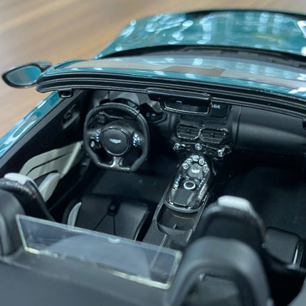 GT Spirit 1/18 Aston Martin V12 Vantage Roadster 2023 Green Resin Model - collector edition scale model