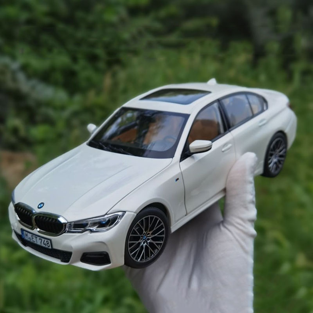 Norev BMW 330i G20 2019 White 1:18 Diecast Model Car - collectible scale model car