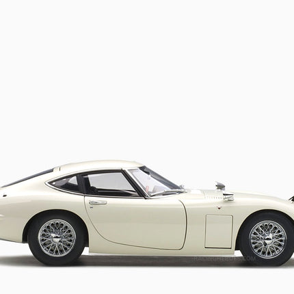 https://www.mydiecastcars.com/wp-content/uploads/2022/06/toyota-2000gt-white-autoart-2.jpg