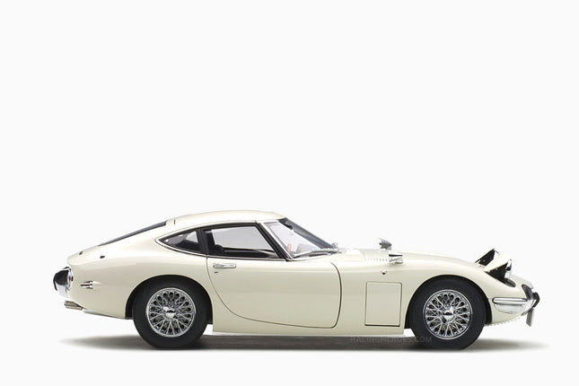 https://www.mydiecastcars.com/wp-content/uploads/2022/06/toyota-2000gt-white-autoart-2.jpg