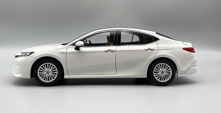 YX Car Model Toyota Camry 2024 9th Gen White 1:18 Diecast Model Car - scale model collectible piece