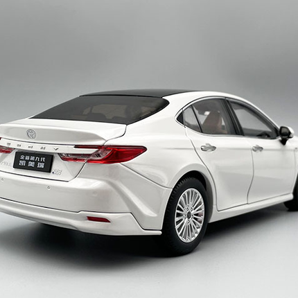 YX Car Model Toyota Camry 2024 9th Gen White 1:18 Diecast Model Car - detailed die-cast style model