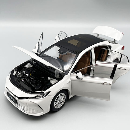 YX Car Model Toyota Camry 2024 9th Gen White 1:18 Diecast Model Car - collector edition scale model