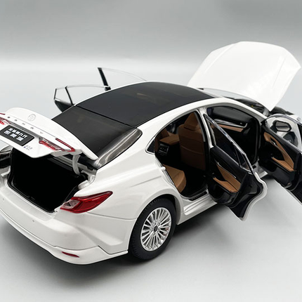 YX Car Model Toyota Camry 2024 9th Gen White 1:18 Diecast Model Car - showroom-quality model replica