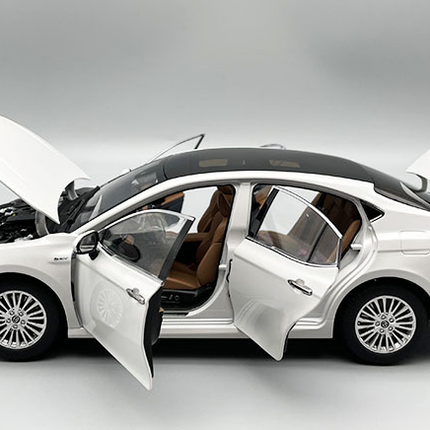 YX Car Model Toyota Camry 2024 9th Gen White 1:18 Diecast Model Car - hand-finished display model