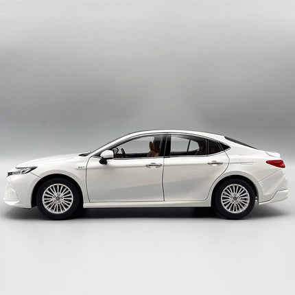 YX Car Model Toyota Camry 2024 9th Gen White 1:18 Diecast Model Car - collectible scale model car