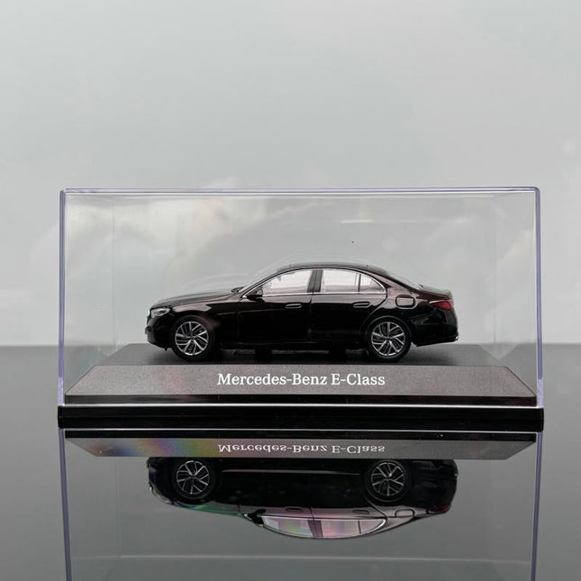iScale Mercedes-Benz E450 E-Klasse W214 Black 1:43 Diecast Model Car - studio product photo of the scale model