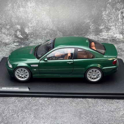 Solido BMW M3 E46 Coupe 2000 Green 1:18 Diecast Model Car - studio product photo of the scale model
