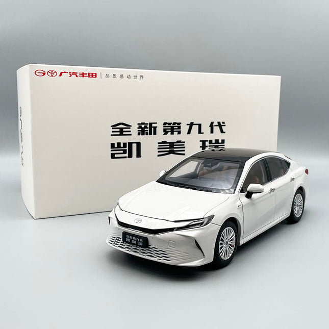 YX Car Model Toyota Camry 2024 9th Gen White 1:18 Diecast Model Car - studio product photo of the scale model